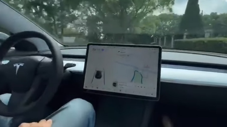 Ενεργοποίησε το Autopilot και έπεσε στα δέντρα!